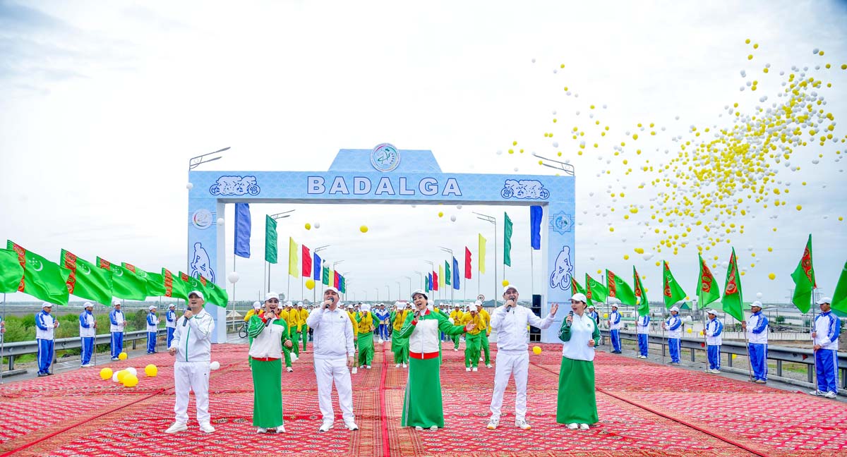 Türkmenistanyň Prezidenti Serdar Berdimuhamedow köpçülikleýin welosipedli ýörişe gatnaşdy